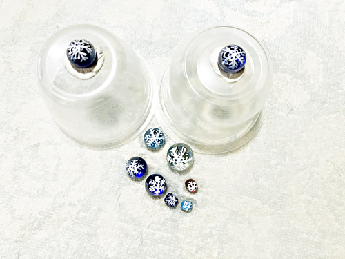 ビー玉やビーズに雪の結晶を描きました