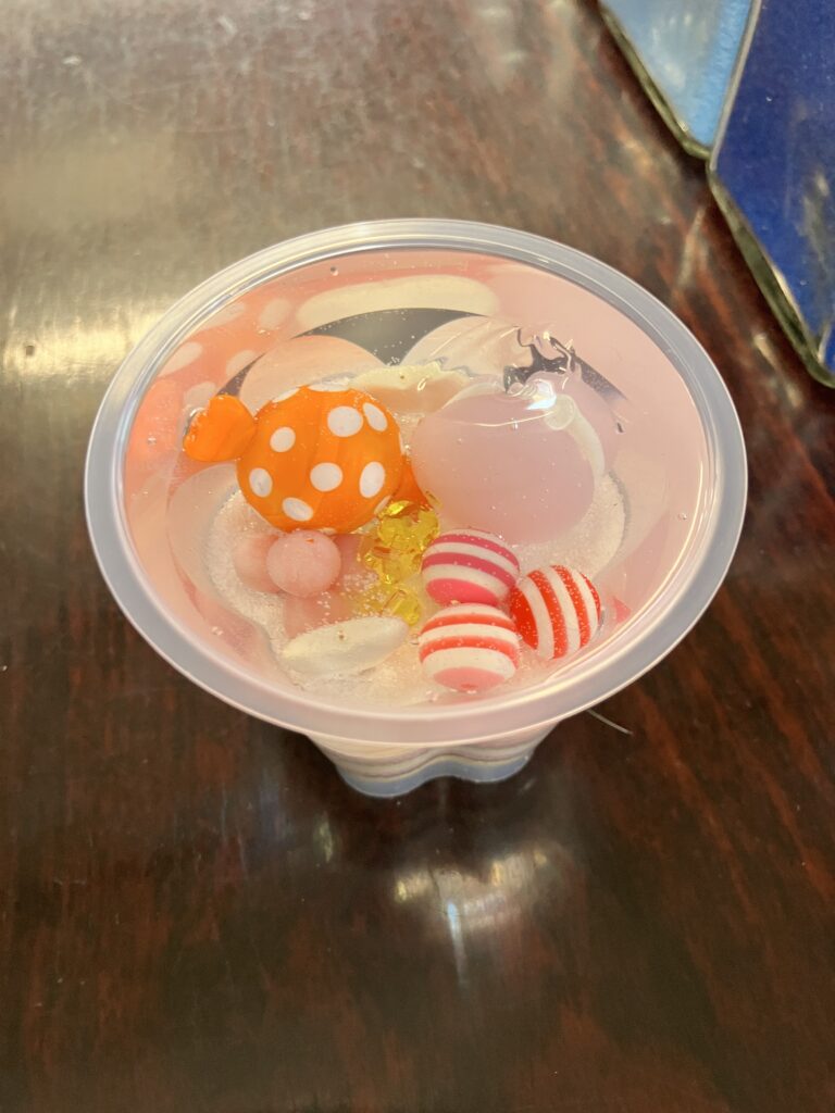 キャンディーとマカロンのジェル飾り上から